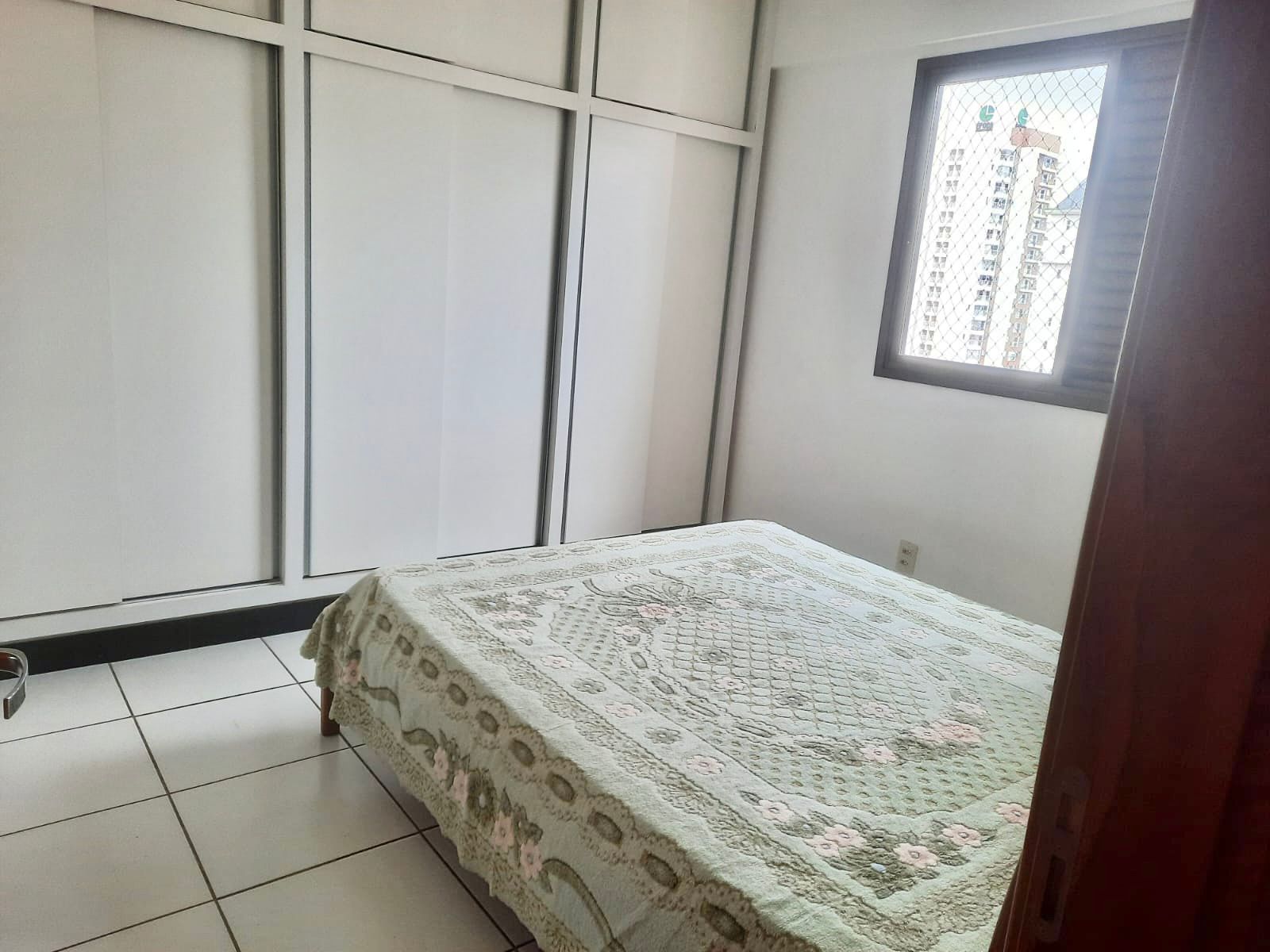 Suíte ângulo 2 com vista para armários — Edifício Olímpia