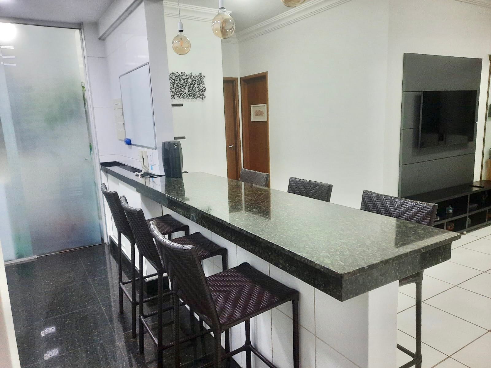 Cozinha americana com bancada granito e banquetas — Edifício Olímpia