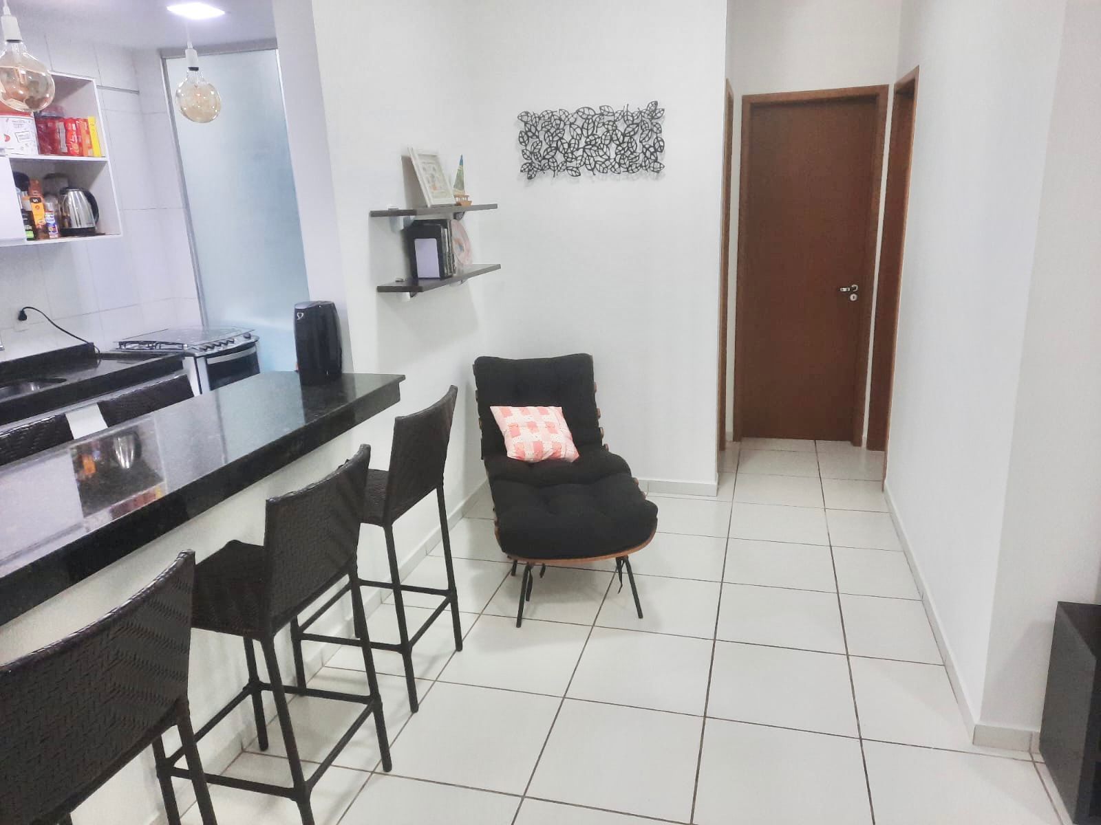 Sala com bancada e poltrona — Edifício Olímpia