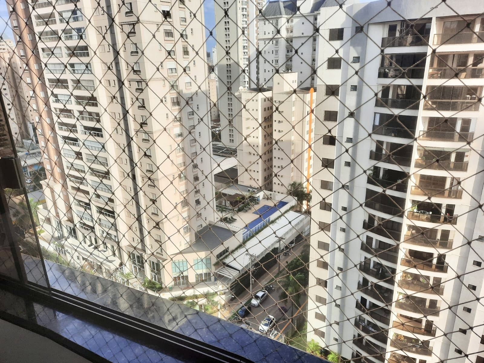 Vista da sacada — andar alto com piscina — Edifício Olímpia